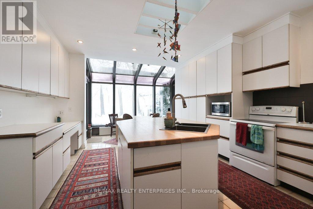 48 Cumberland Drive, Mississauga, ON - Indoor Photo Showing Kitchen