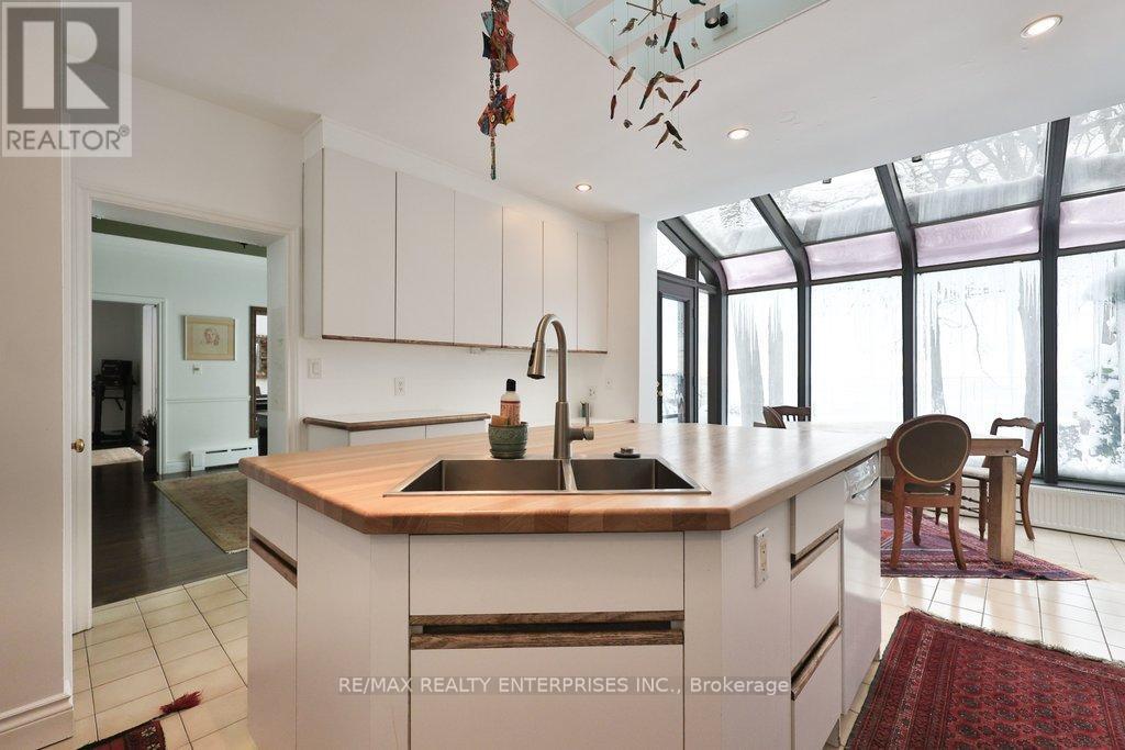 48 Cumberland Drive, Mississauga, ON - Indoor Photo Showing Kitchen
