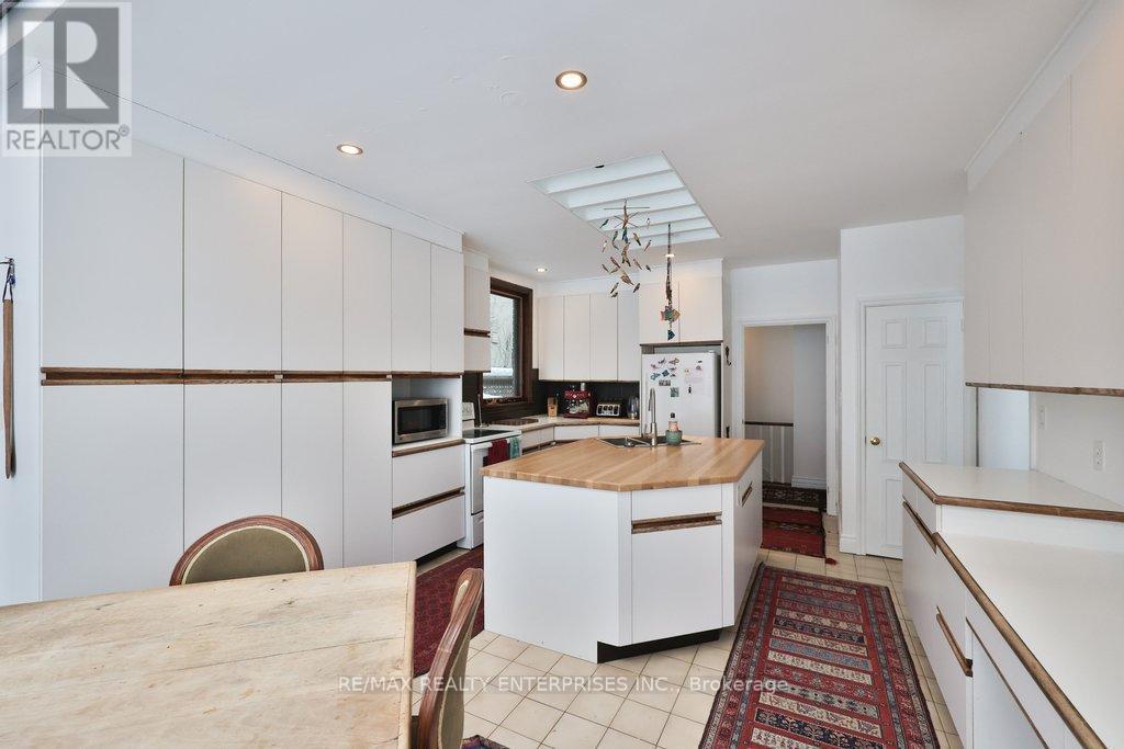 48 Cumberland Drive, Mississauga, ON - Indoor Photo Showing Kitchen With Double Sink