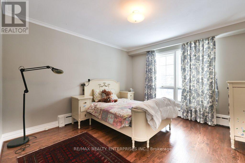48 Cumberland Drive, Mississauga, ON - Indoor Photo Showing Bedroom