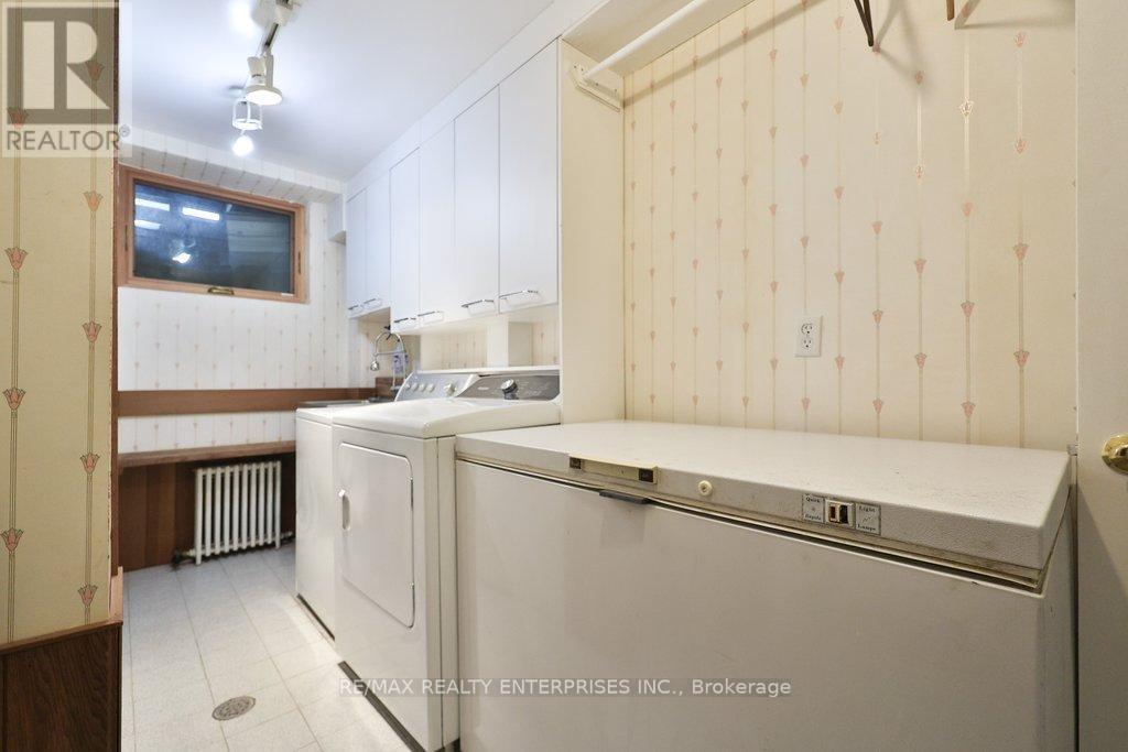 48 Cumberland Drive, Mississauga, ON - Indoor Photo Showing Laundry Room