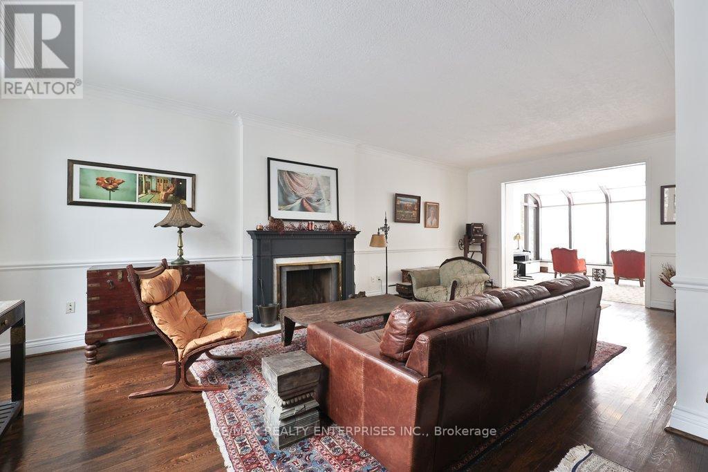 48 Cumberland Drive, Mississauga, ON - Indoor Photo Showing Living Room With Fireplace