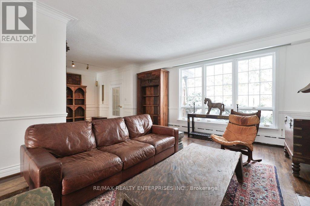 48 Cumberland Drive, Mississauga, ON - Indoor Photo Showing Living Room