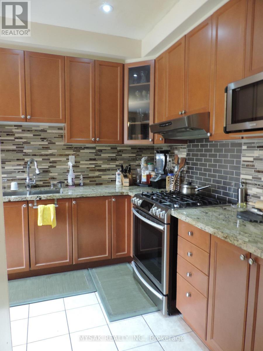 1016 Caven Street, Mississauga, ON - Indoor Photo Showing Kitchen