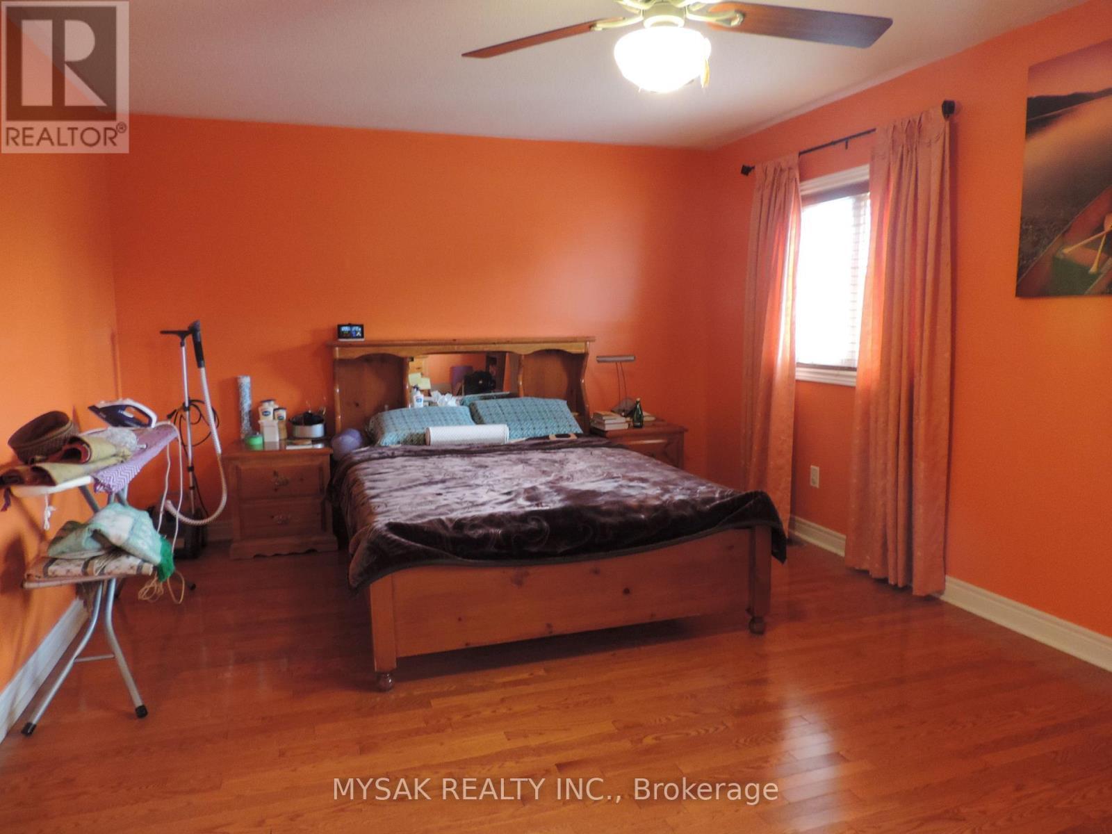 1016 Caven Street, Mississauga, ON - Indoor Photo Showing Bedroom