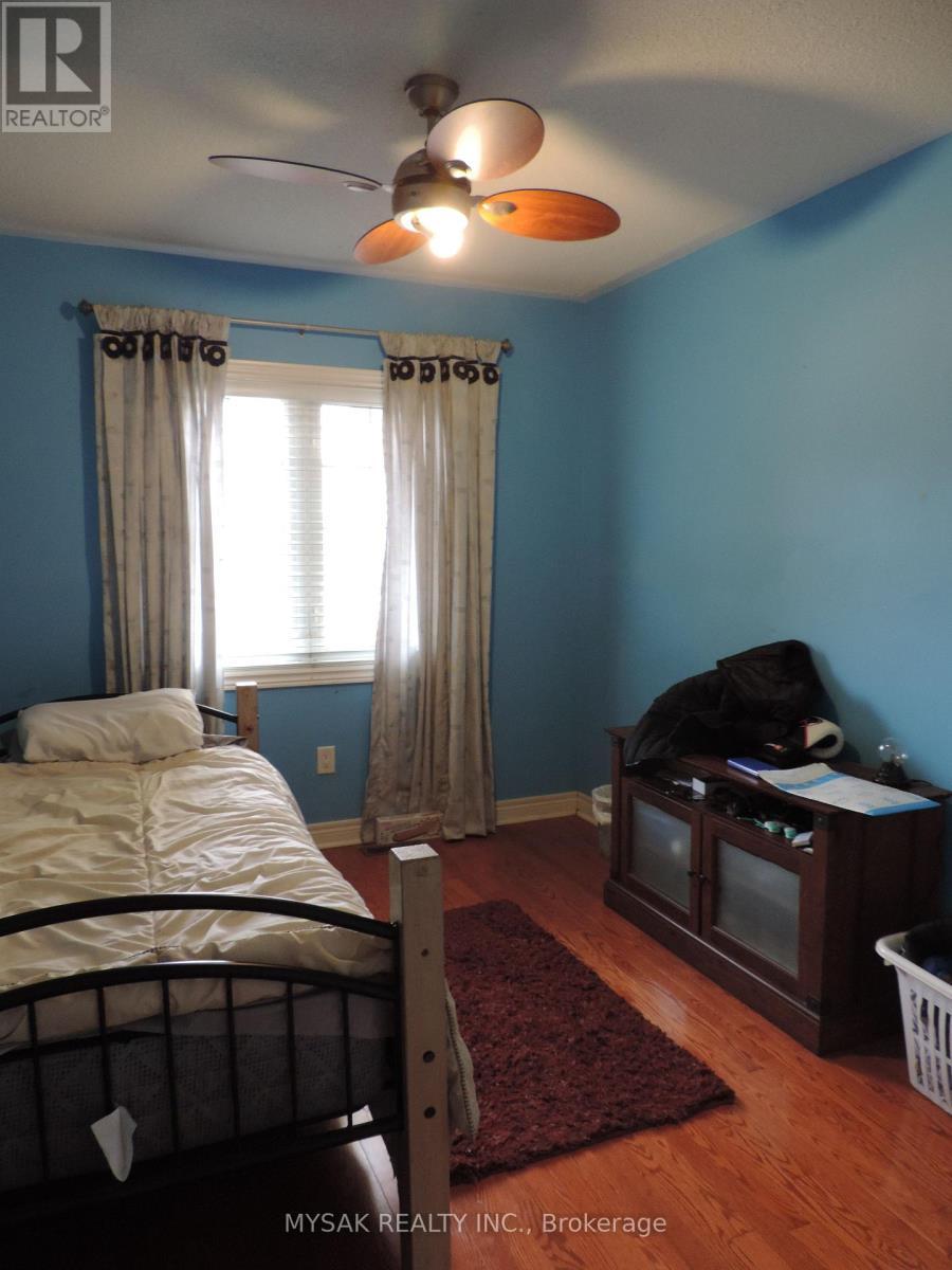 1016 Caven Street, Mississauga, ON - Indoor Photo Showing Bedroom