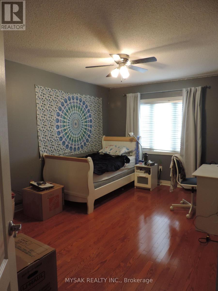 1016 Caven Street, Mississauga, ON - Indoor Photo Showing Bedroom