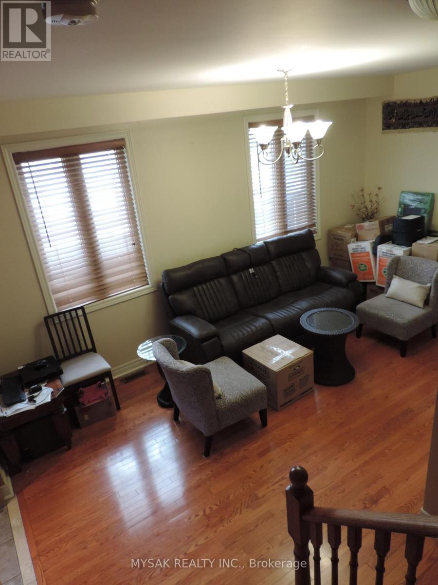 1016 Caven Street, Mississauga, ON - Indoor Photo Showing Living Room