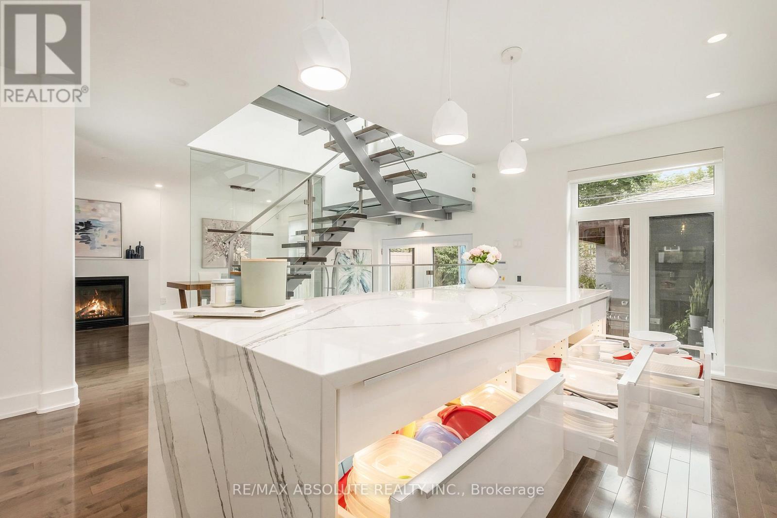 160 Begonia Avenue, Ottawa, ON - Indoor