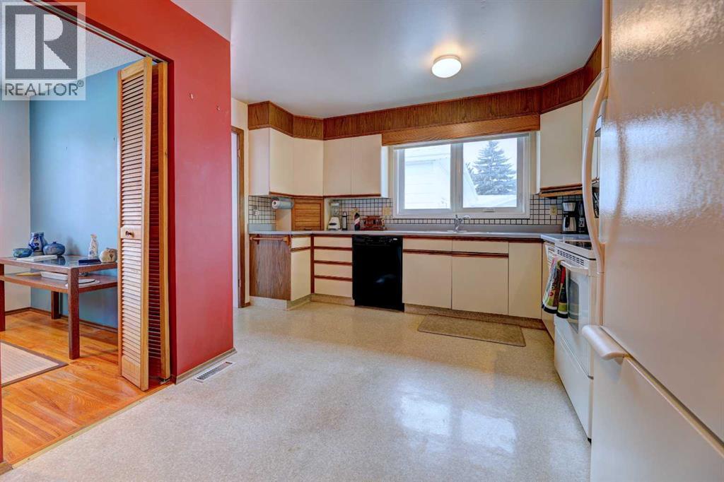 14 Munro Crescent, Red Deer, AB - Indoor Photo Showing Kitchen