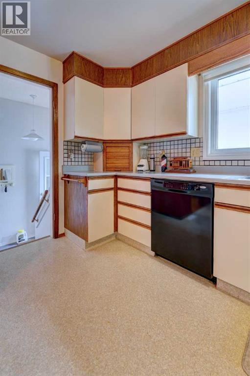 14 Munro Crescent, Red Deer, AB - Indoor Photo Showing Kitchen