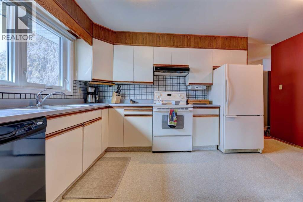 14 Munro Crescent, Red Deer, AB - Indoor Photo Showing Kitchen With Double Sink