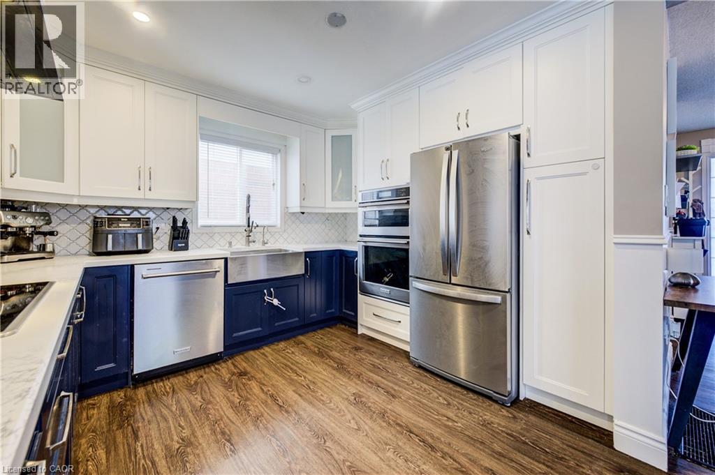 144 Patton Drive, Cambridge, ON - Indoor Photo Showing Kitchen With Upgraded Kitchen