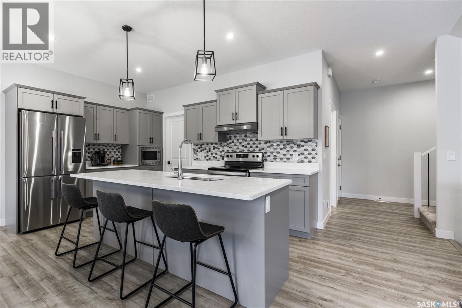 343 Stilling Manor, Saskatoon, SK - Indoor Photo Showing Kitchen With Stainless Steel Kitchen With Double Sink With Upgraded Kitchen