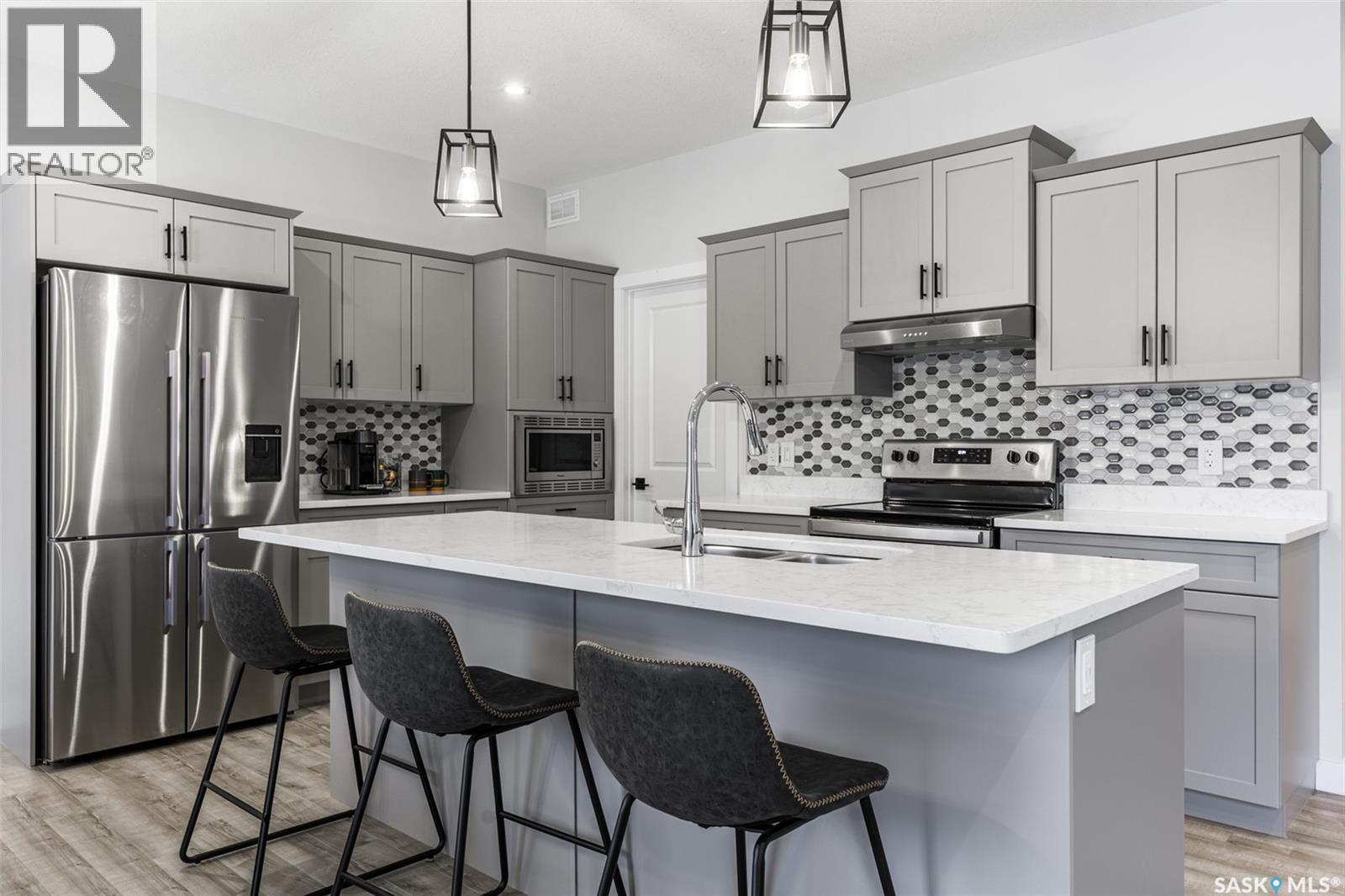 343 Stilling Manor, Saskatoon, SK - Indoor Photo Showing Kitchen With Stainless Steel Kitchen With Double Sink With Upgraded Kitchen