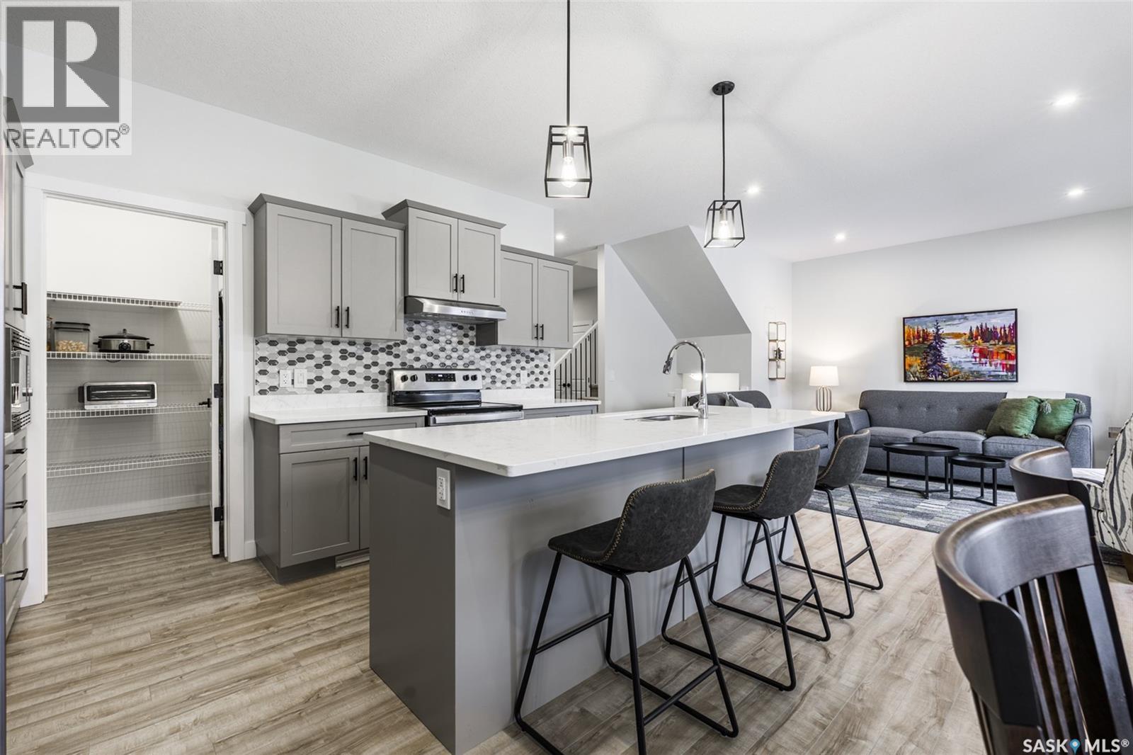 343 Stilling Manor, Saskatoon, SK - Indoor Photo Showing Kitchen With Stainless Steel Kitchen With Upgraded Kitchen