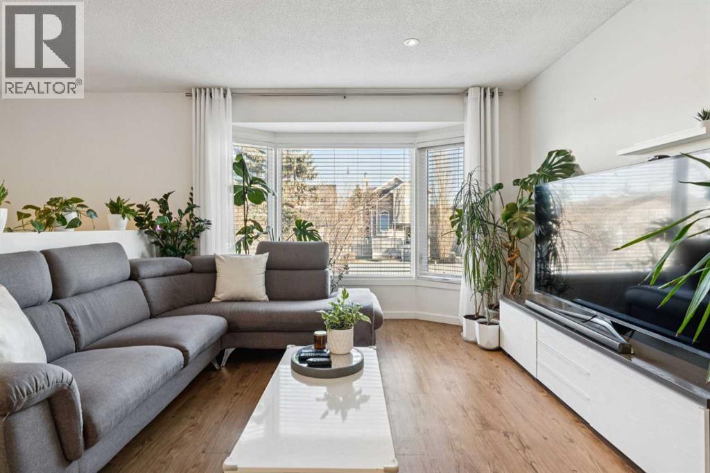 65 Tararidge Close Ne, Calgary, AB - Indoor Photo Showing Living Room