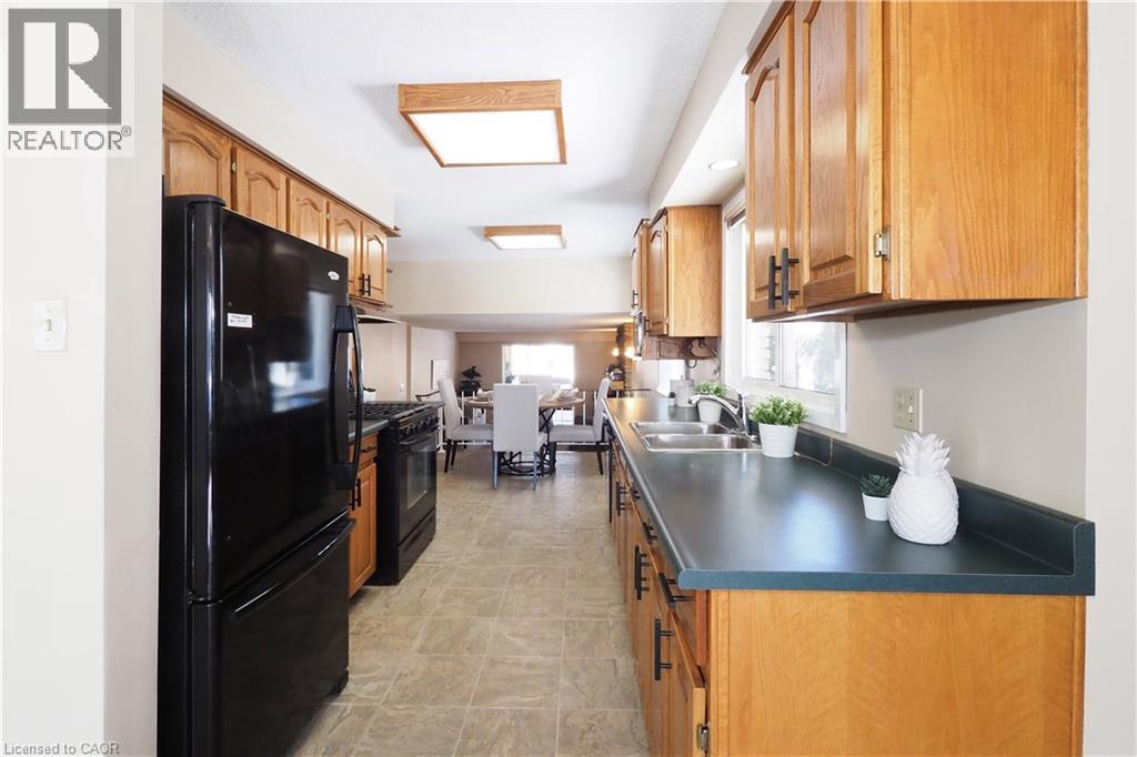 727 Riverside Drive, Cambridge, ON - Indoor Photo Showing Kitchen With Double Sink