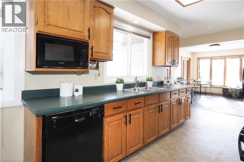 727 Riverside Drive, Cambridge, ON - Indoor Photo Showing Kitchen With Double Sink