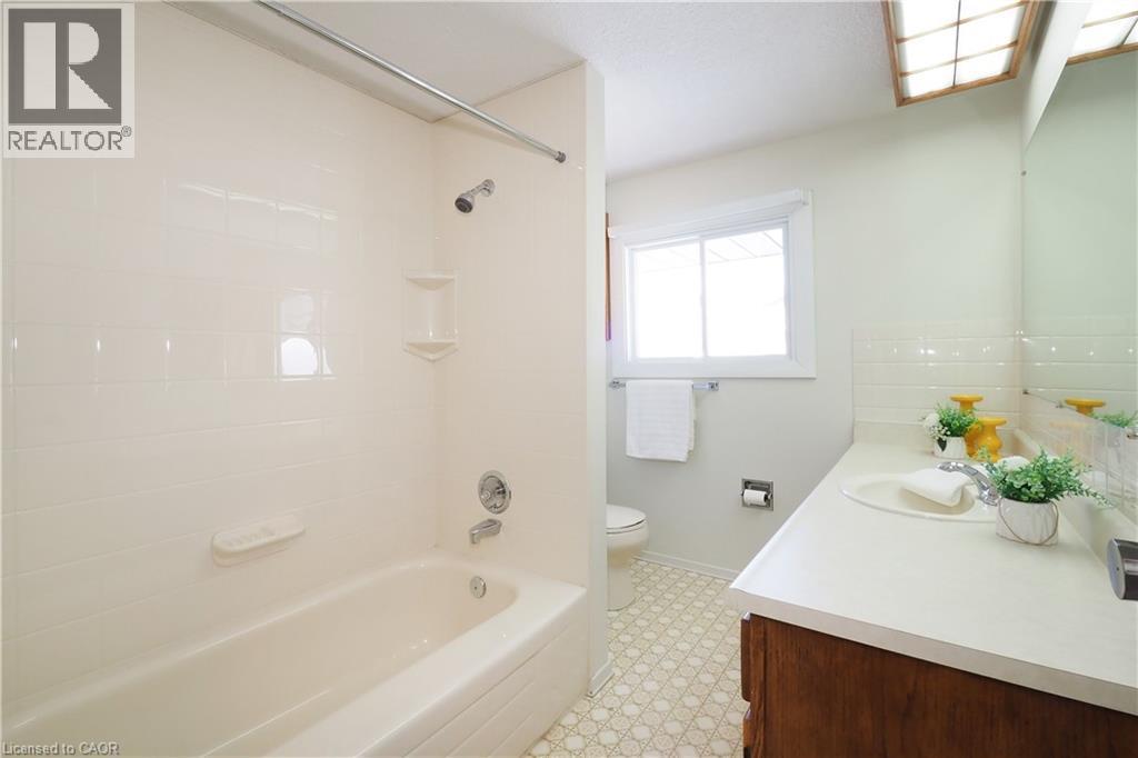 727 Riverside Drive, Cambridge, ON - Indoor Photo Showing Bathroom