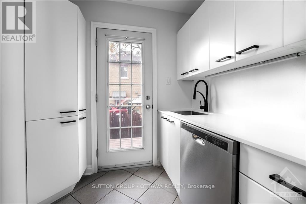 391 Greenwood Avenue, Ottawa, ON - Indoor Photo Showing Kitchen