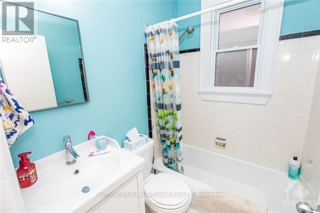 391 Greenwood Avenue, Ottawa, ON - Indoor Photo Showing Bathroom
