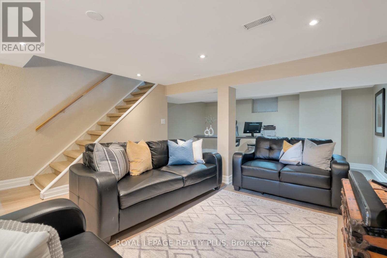 2034 Harvest Drive, Mississauga, ON - Indoor Photo Showing Living Room
