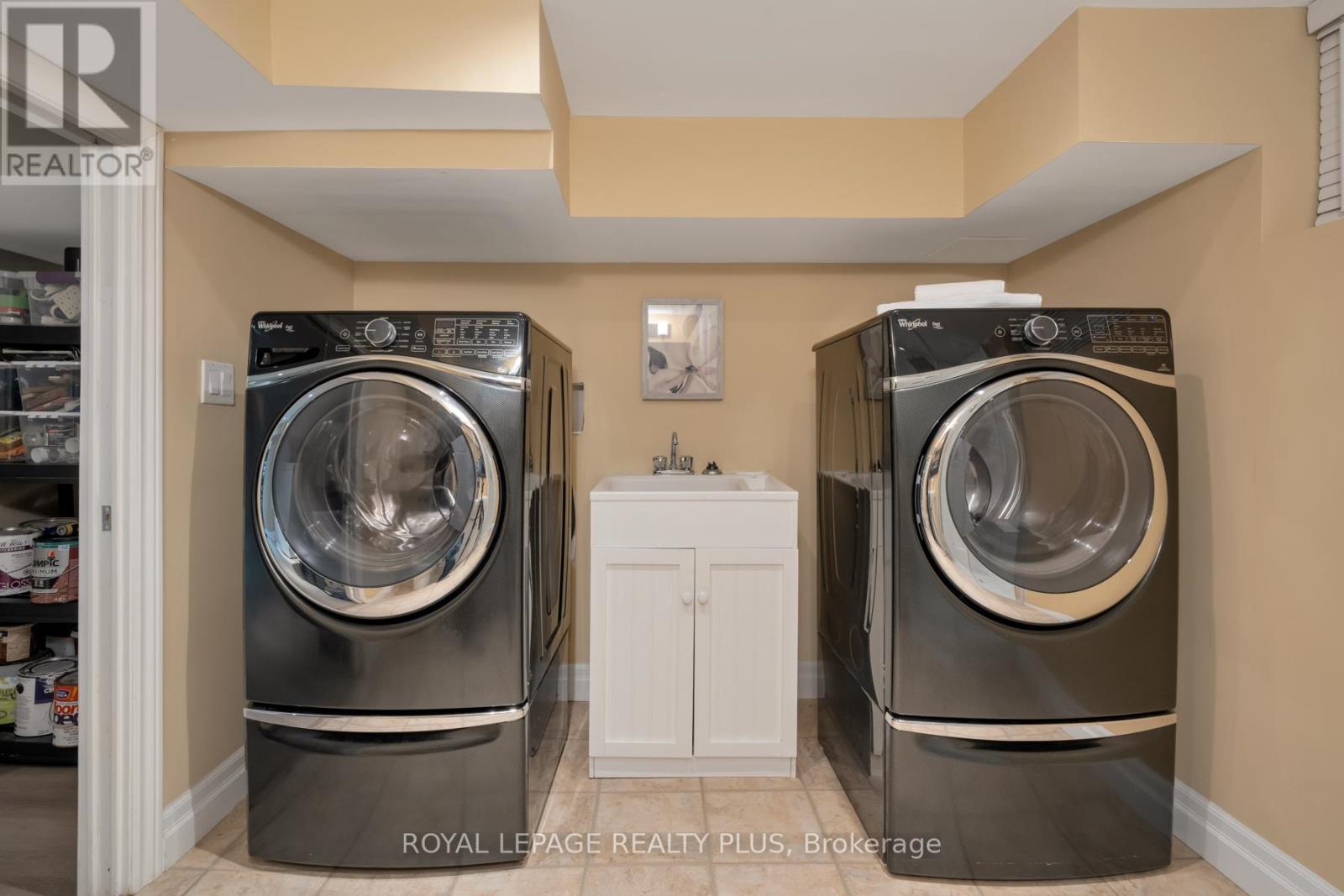 2034 Harvest Drive, Mississauga, ON - Indoor Photo Showing Laundry Room