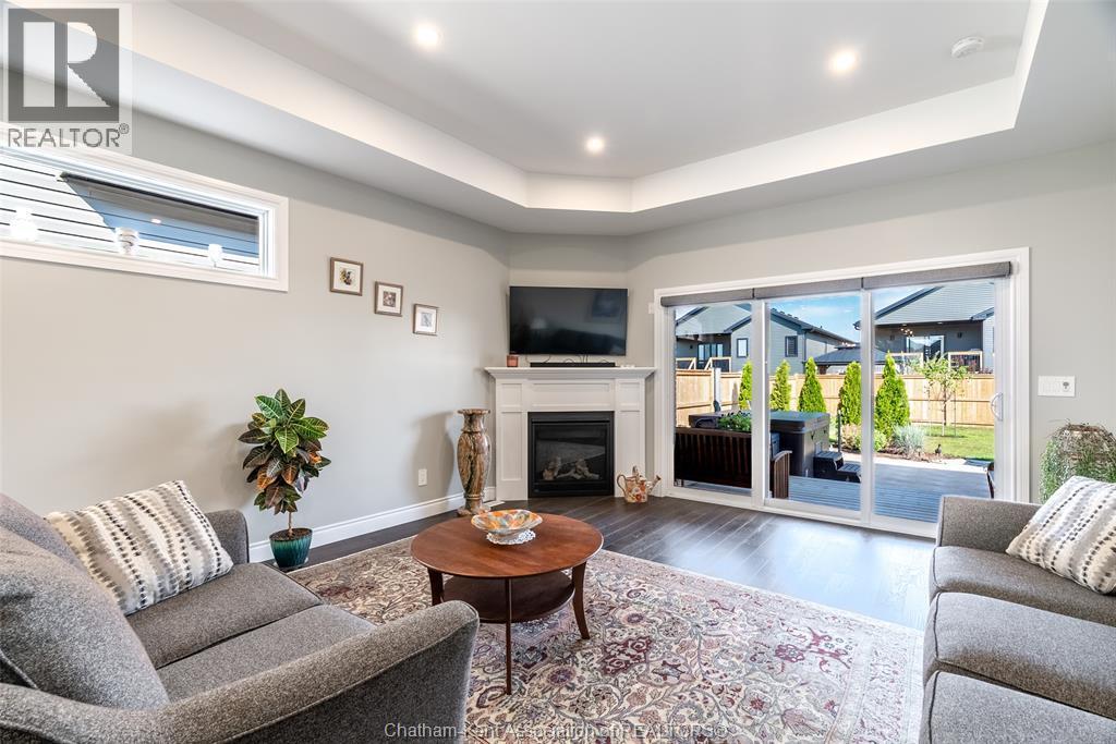 11 Champlain Court, Chatham, ON - Indoor Photo Showing Living Room With Fireplace
