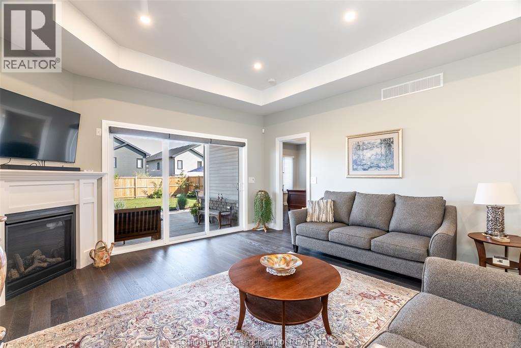 11 Champlain Court, Chatham, ON - Indoor Photo Showing Living Room With Fireplace