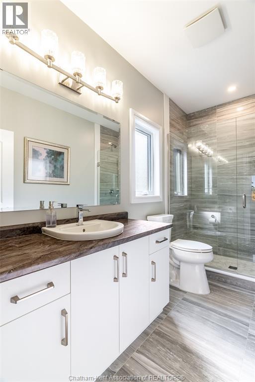 11 Champlain Court, Chatham, ON - Indoor Photo Showing Bathroom