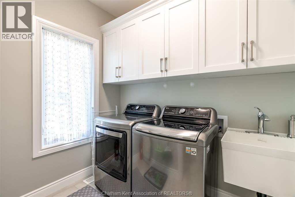11 Champlain Court, Chatham, ON - Indoor Photo Showing Laundry Room