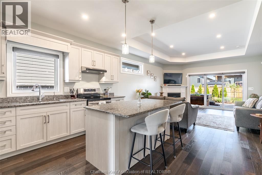 11 Champlain Court, Chatham, ON - Indoor Photo Showing Kitchen With Upgraded Kitchen