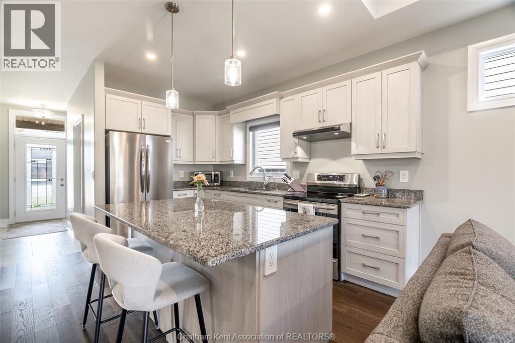 11 Champlain Court, Chatham, ON - Indoor Photo Showing Kitchen With Upgraded Kitchen