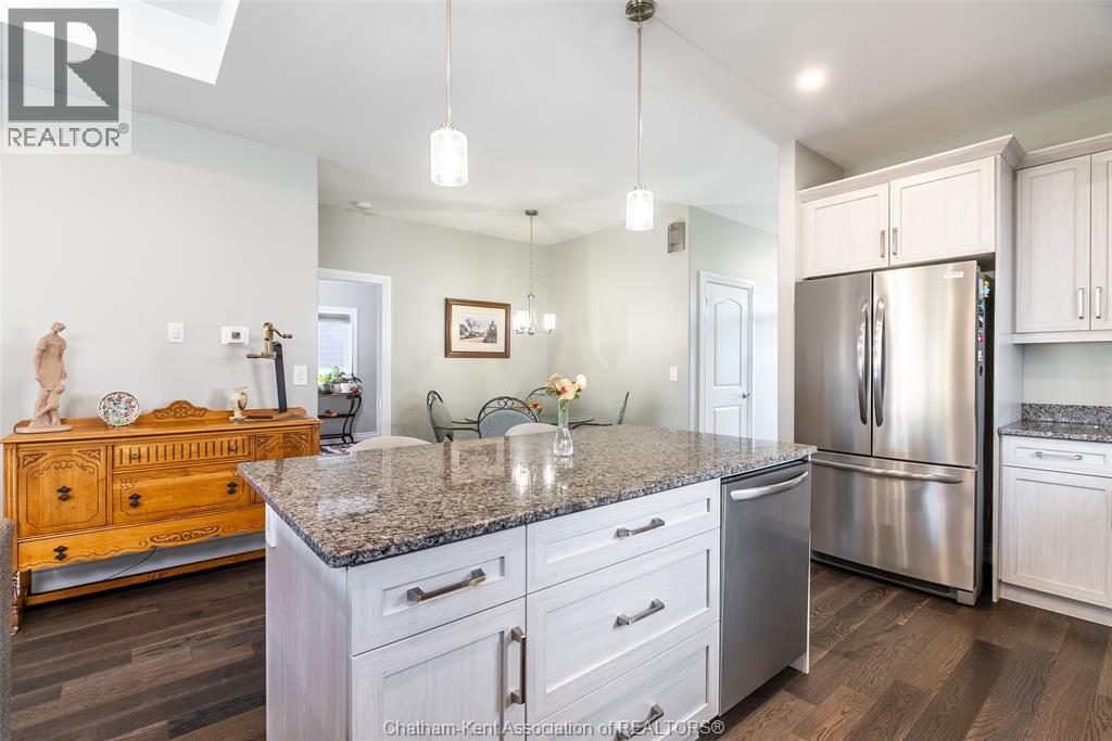 11 Champlain Court, Chatham, ON - Indoor Photo Showing Kitchen With Upgraded Kitchen