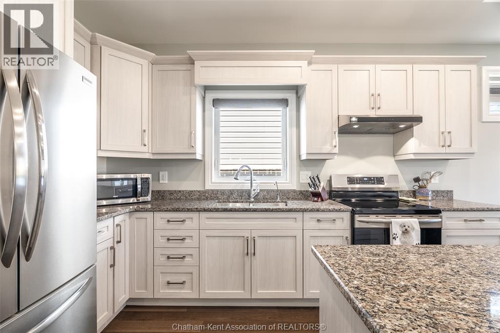 11 Champlain Court, Chatham, ON - Indoor Photo Showing Kitchen With Upgraded Kitchen