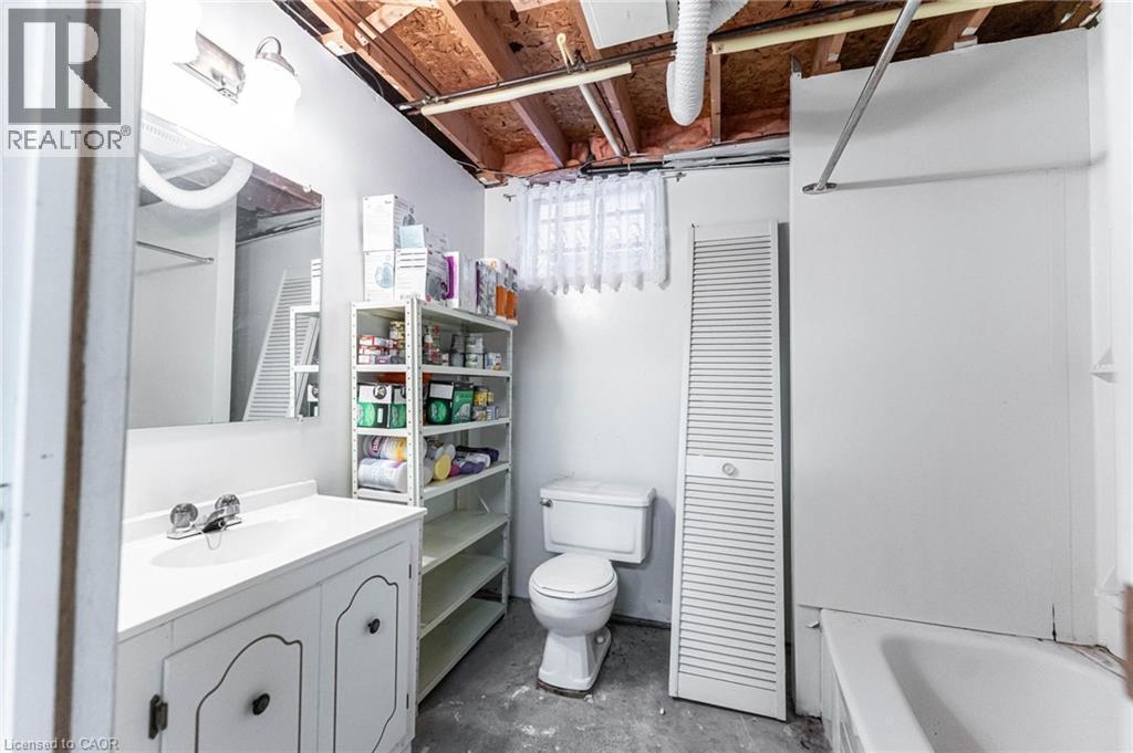 5 Charing Drive, Hamilton, ON - Indoor Photo Showing Bathroom