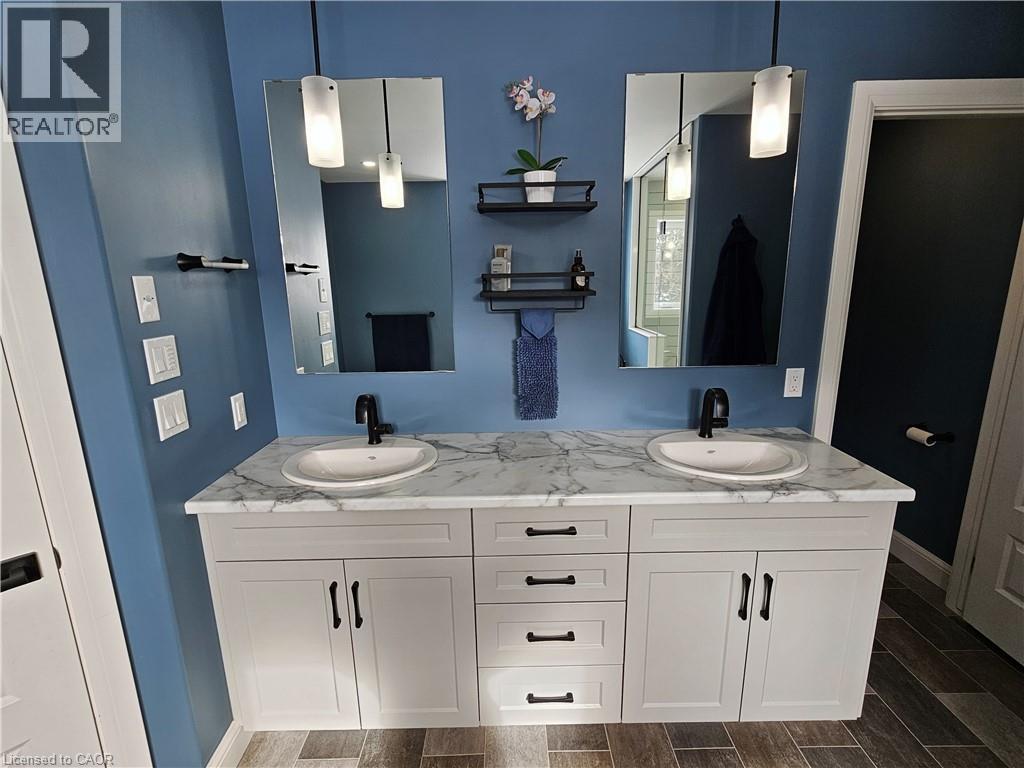 Ensuite with double sinks - 46 Stonebridge Place, Simcoe, ON - Indoor Photo Showing Bathroom