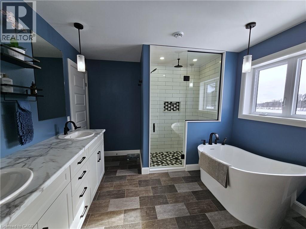 5pc Primary Ensuite with private water closet - 46 Stonebridge Place, Simcoe, ON - Indoor Photo Showing Bathroom