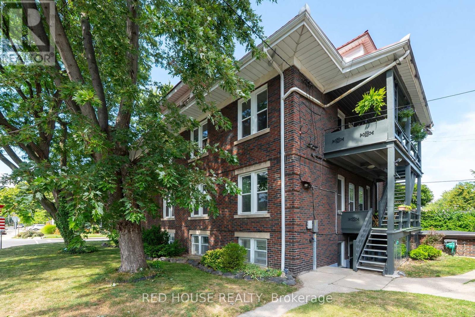 55 Balsam Avenue S, Hamilton, ON - Outdoor With Facade