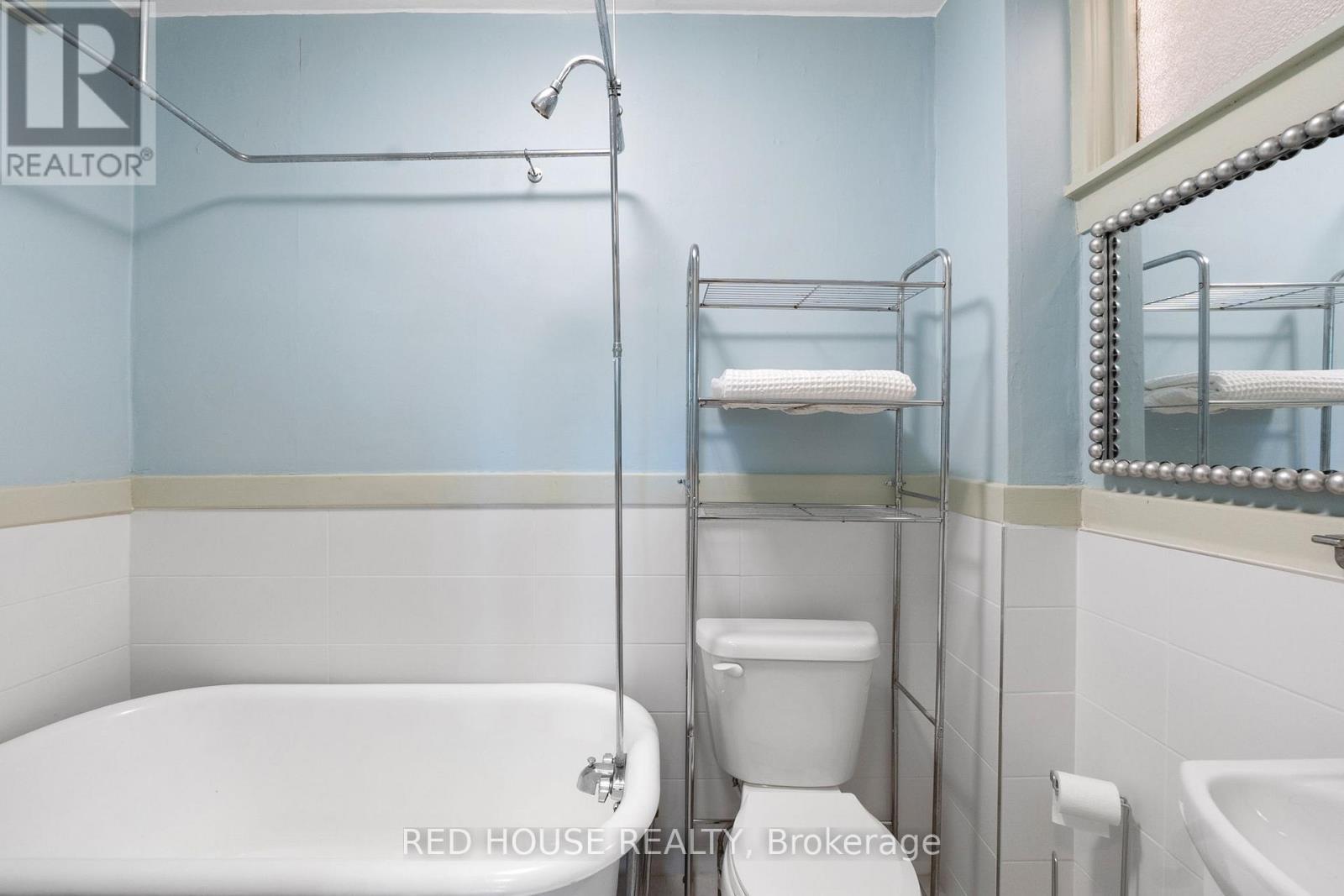 55 Balsam Avenue S, Hamilton, ON - Indoor Photo Showing Bathroom