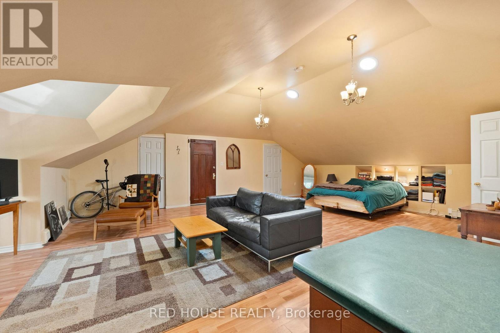 unit 7 bachlor - 55 Balsam Avenue S, Hamilton, ON - Indoor