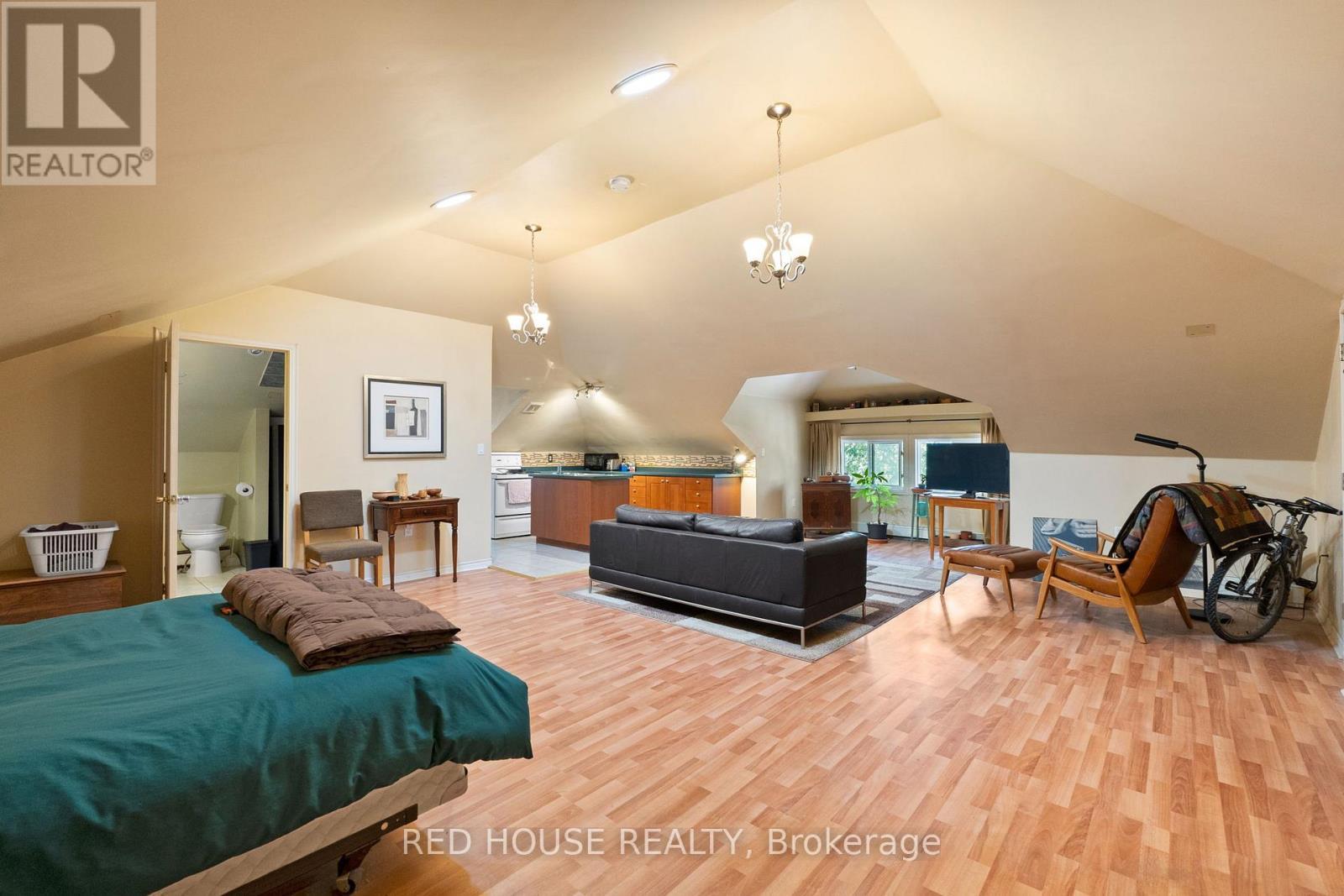 unit 7 bachlor - 55 Balsam Avenue S, Hamilton, ON - Indoor Photo Showing Bedroom