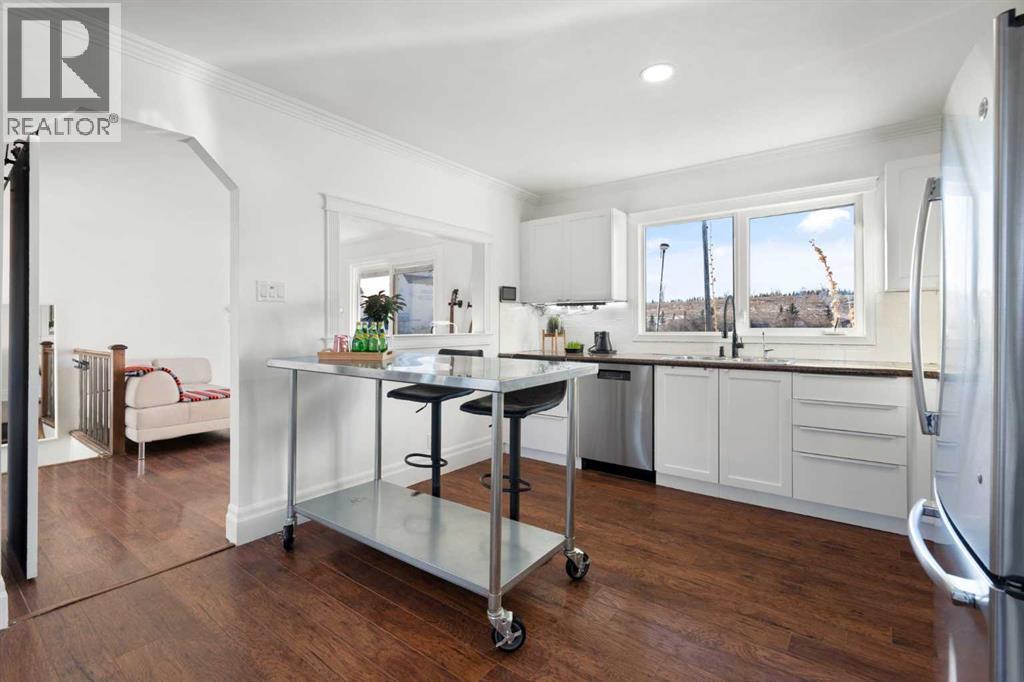 111 Macleod Trail E, Rural Foothills County, AB - Indoor Photo Showing Kitchen