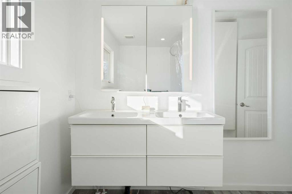 5PC ENSUITE - 111 Macleod Trail E, Rural Foothills County, AB - Indoor Photo Showing Bathroom