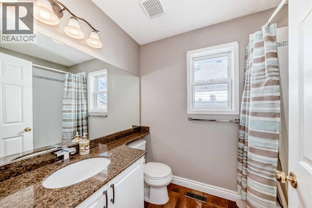 188 Hidden Ranch Crescent Nw, Calgary, AB - Indoor Photo Showing Bathroom