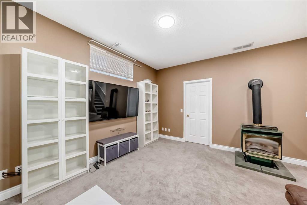Cozy Gas fire place - 188 Hidden Ranch Crescent Nw, Calgary, AB - Indoor