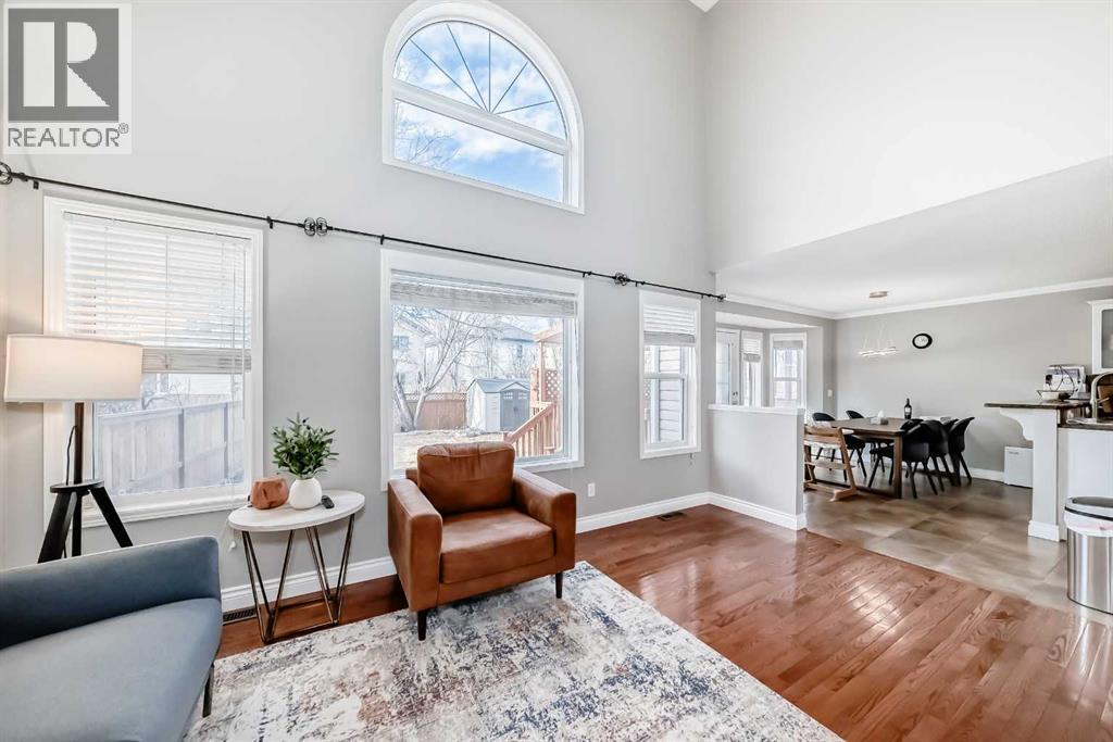Tasteful interior design - 188 Hidden Ranch Crescent Nw, Calgary, AB - Indoor Photo Showing Living Room