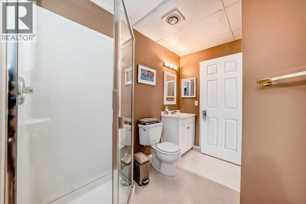 188 Hidden Ranch Crescent Nw, Calgary, AB - Indoor Photo Showing Bathroom