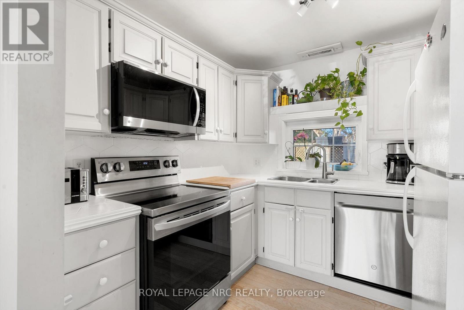 89 1/2 Albert Street, St. Catharines (Downtown), ON - Indoor Photo Showing Kitchen With Double Sink